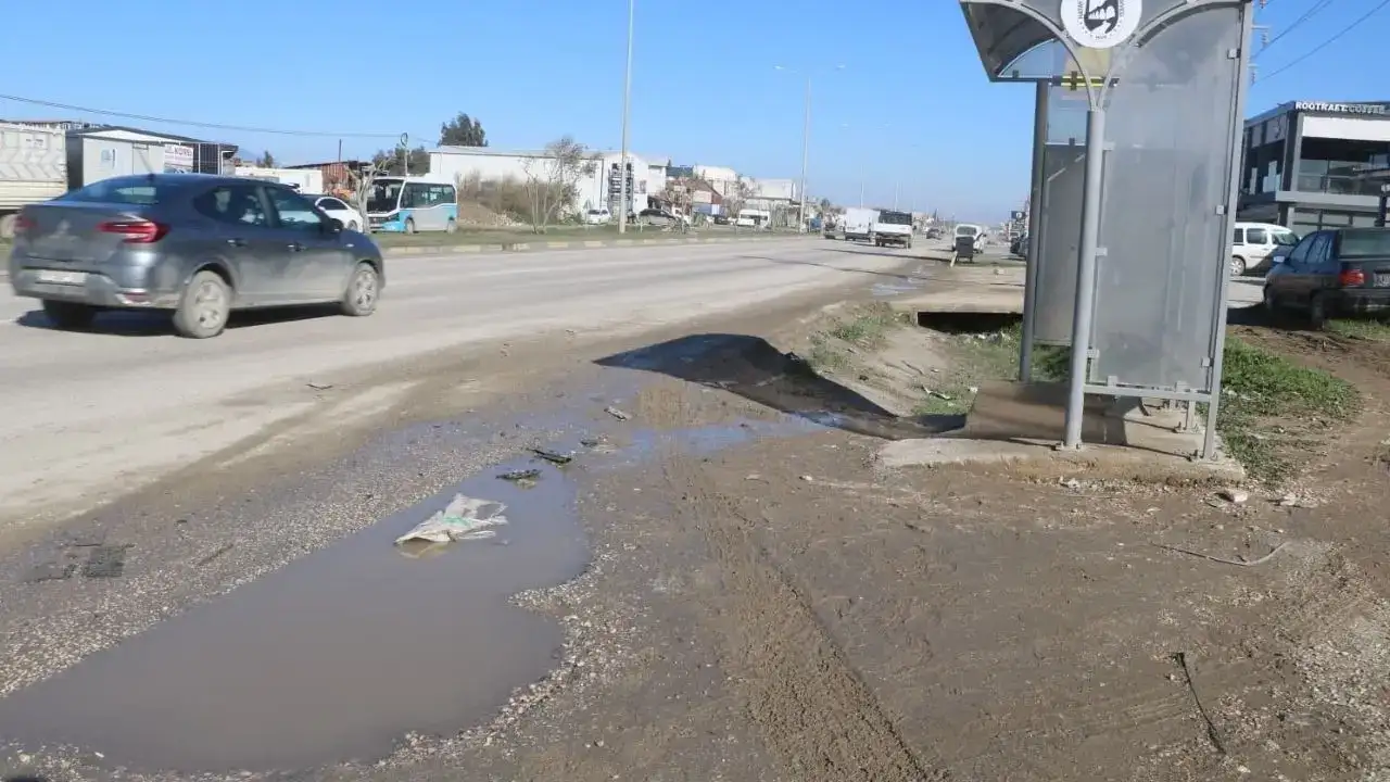 Hatay’da 9 Araç Birbirine Girdi: Otobüs Durağında Kaçış Anları! 1